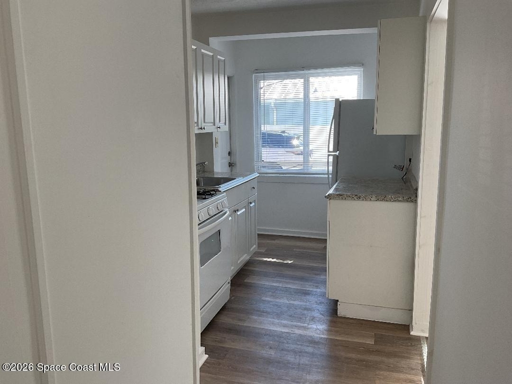 658 Young Street - Photo 2