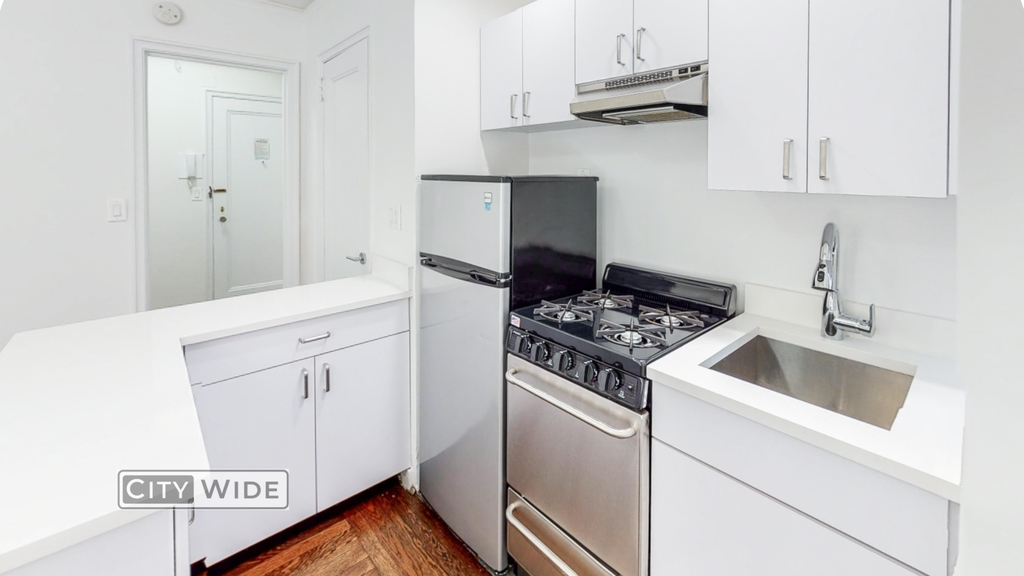 140 East 46th Street - Photo 2
