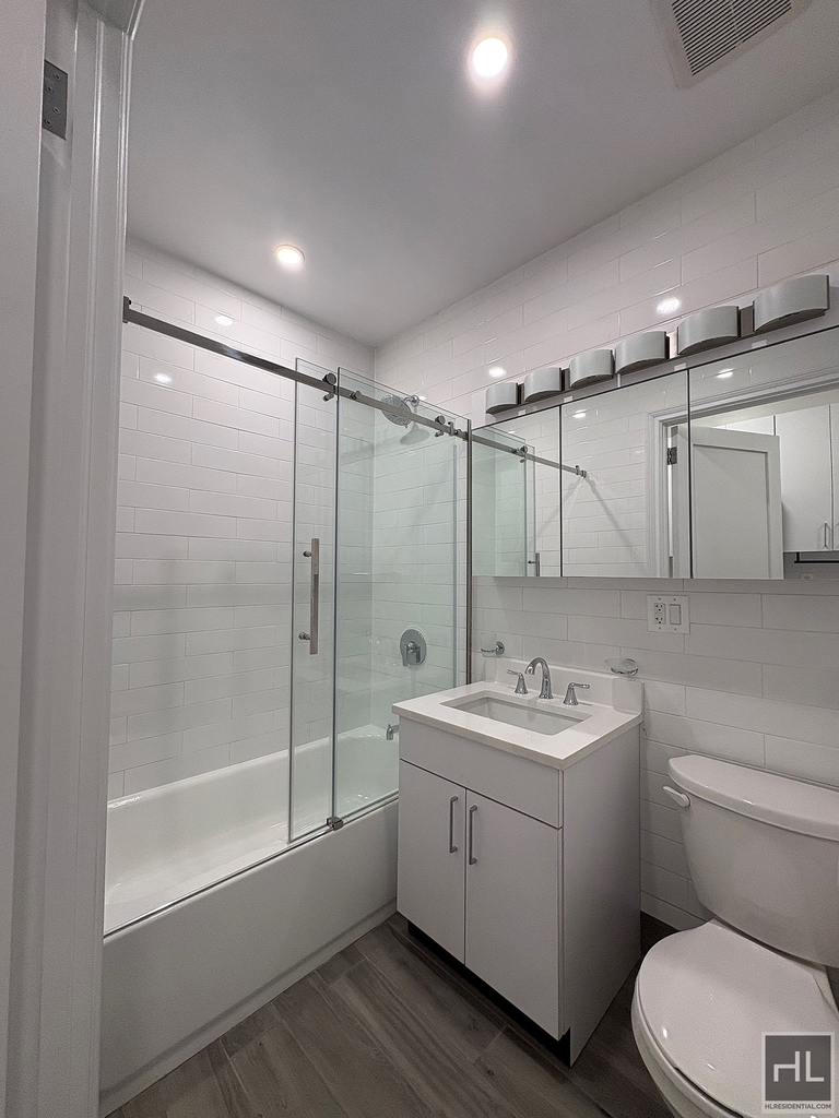 West 11 Street - Photo 4
