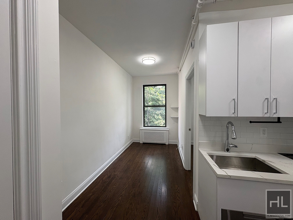 West 11 Street - Photo 5
