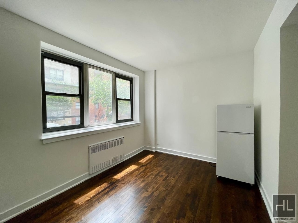 East 61 Street - Photo 1