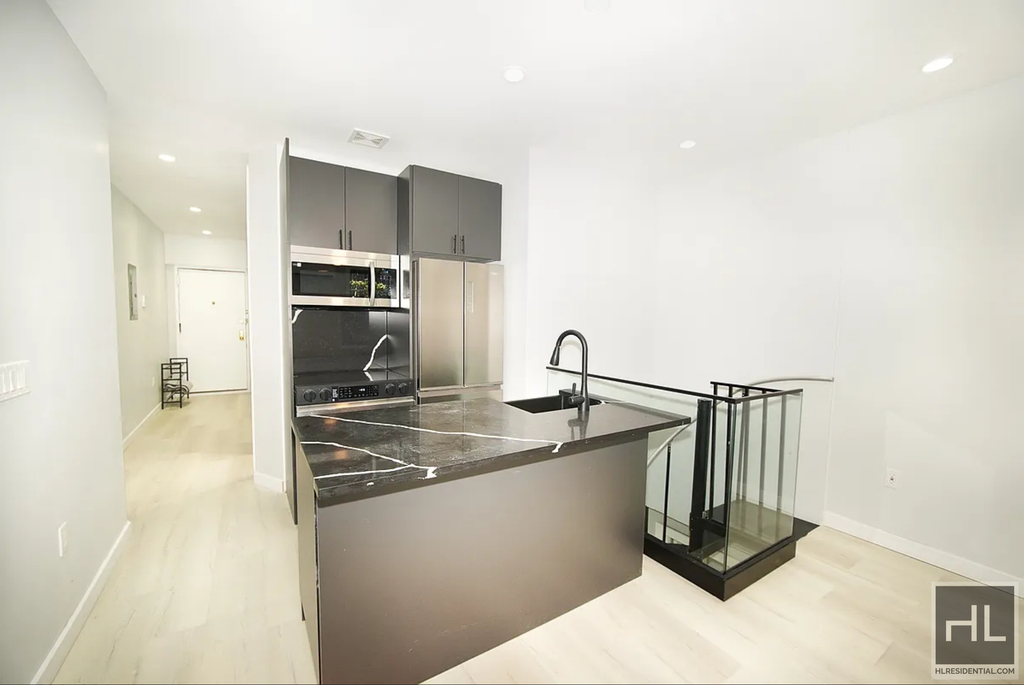 Stanton Street - Photo 0