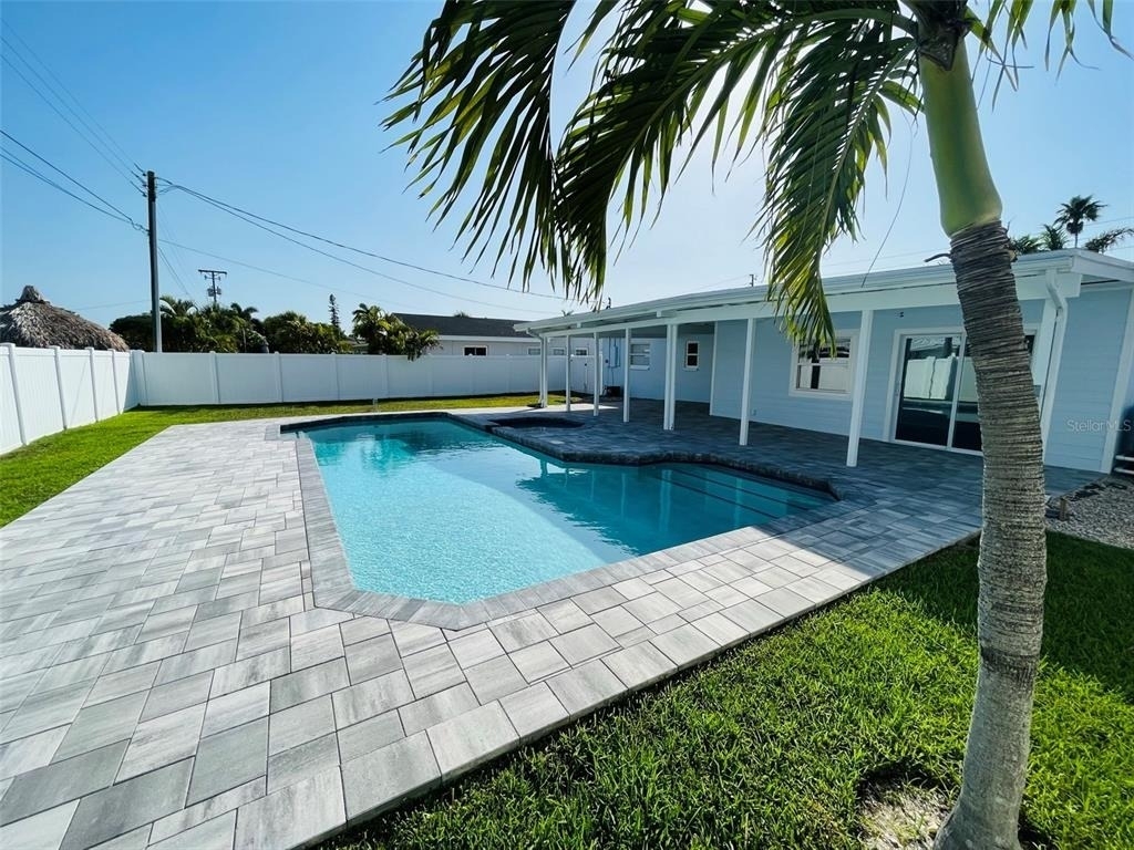 2215 W Vina Del Mar Boulevard - Photo 1