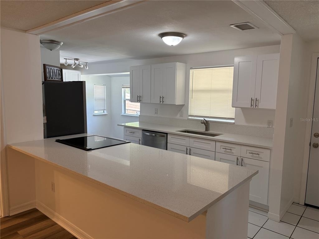 1108 Hollywood Avenue - Photo 2