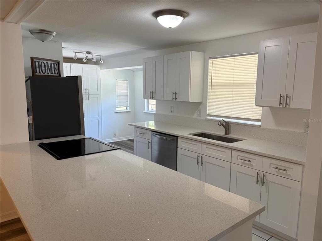 1108 Hollywood Avenue - Photo 3