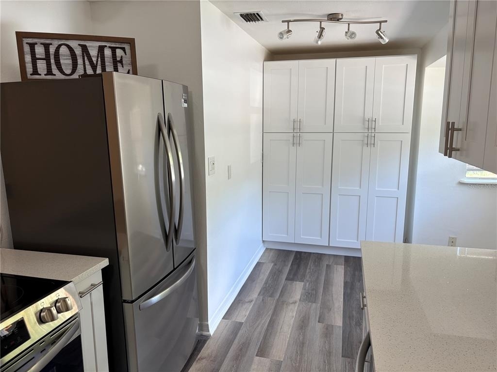1108 Hollywood Avenue - Photo 4