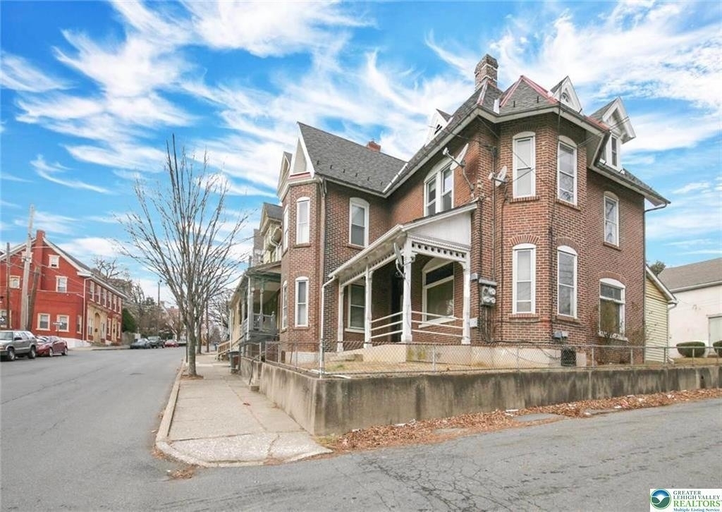 419 W 4th Street - Photo 1