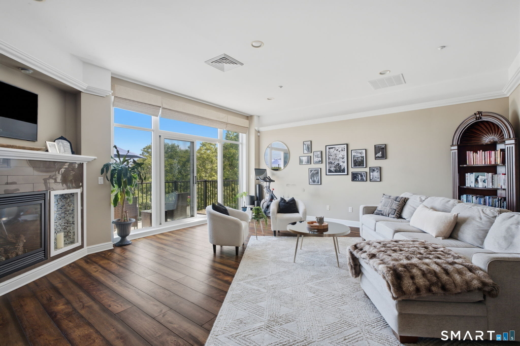 586 Thames Street - Photo 1