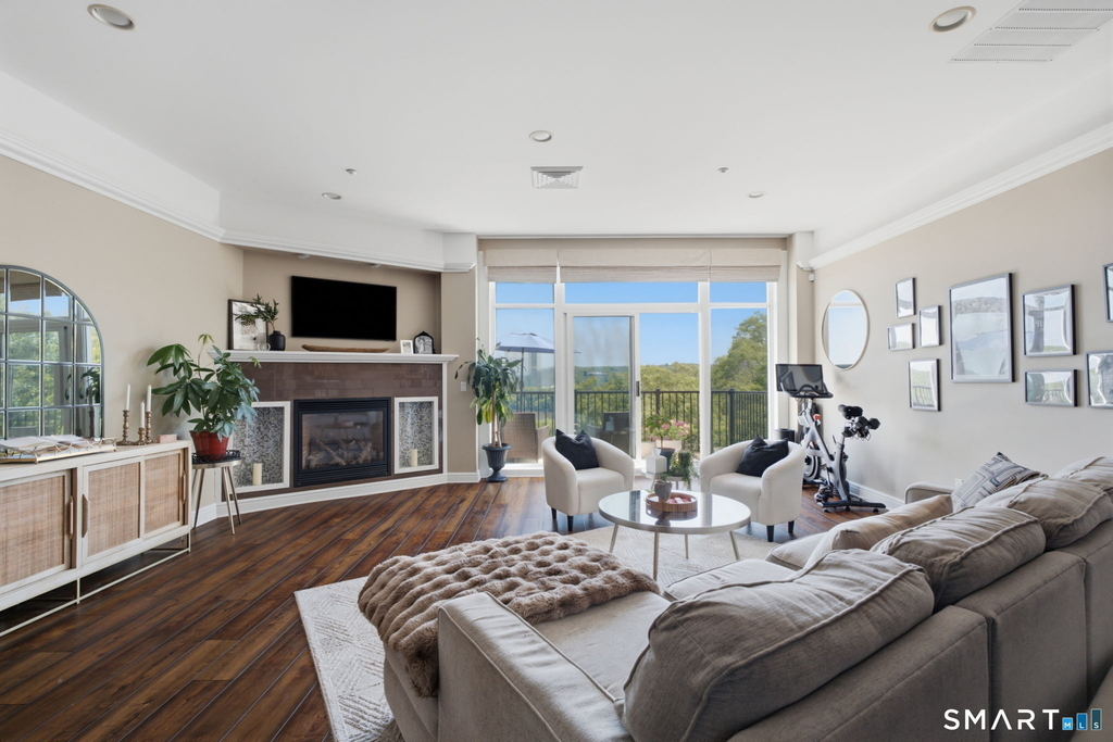 586 Thames Street - Photo 2