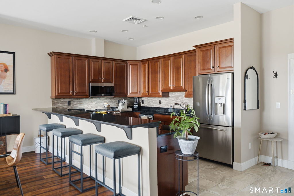 586 Thames Street - Photo 9