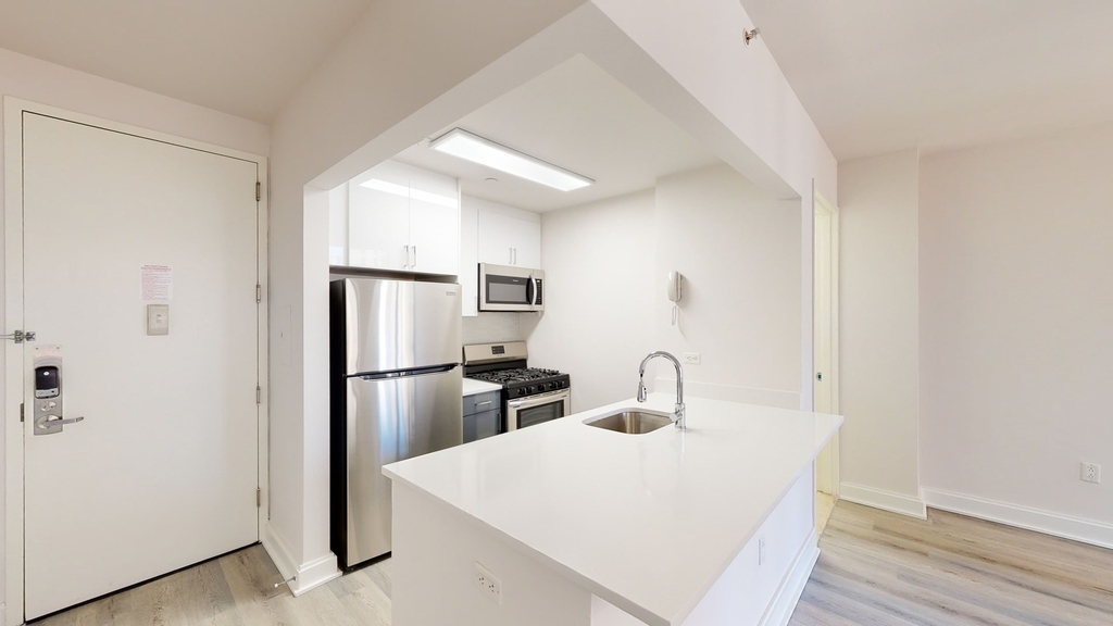 10 Hanover Square - Photo 1