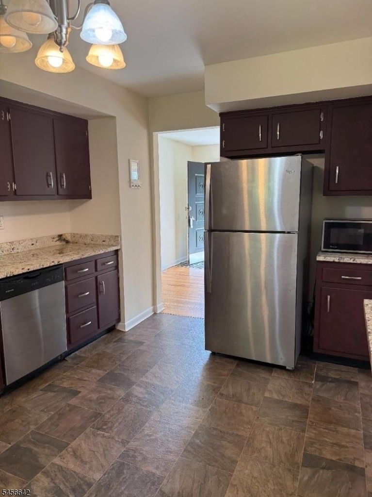 403 Longview Ct - Photo 3