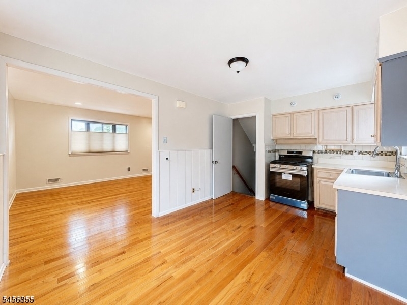 1019 Colby Ave - Photo 3