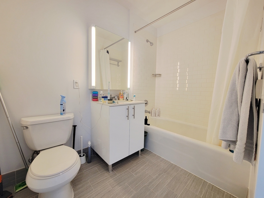 45-45 Center Boulevard - Photo 8