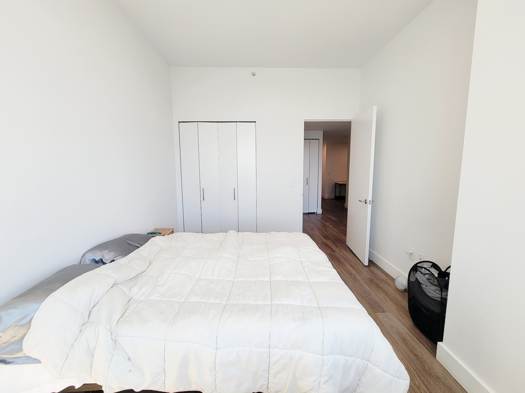 45-45 Center Boulevard - Photo 7