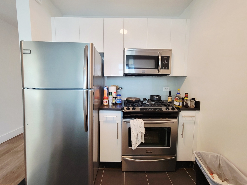 45-45 Center Boulevard - Photo 4