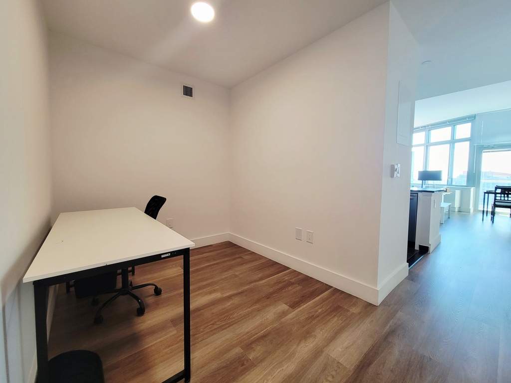 45-45 Center Boulevard - Photo 5