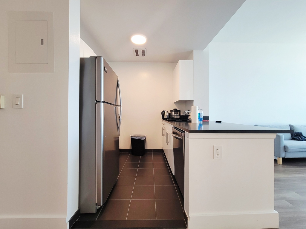 45-45 Center Boulevard - Photo 3
