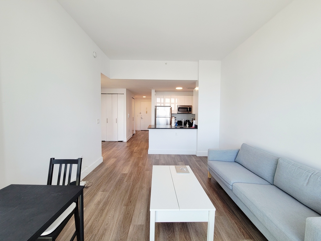 45-45 Center Boulevard - Photo 2