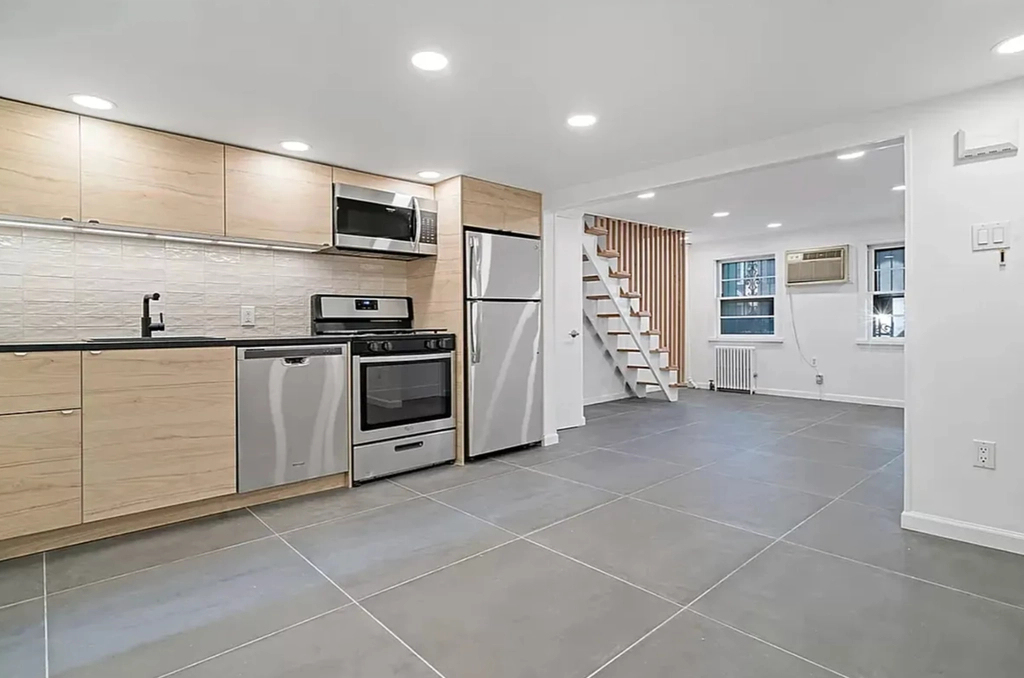 66 Devoe St - Photo 6