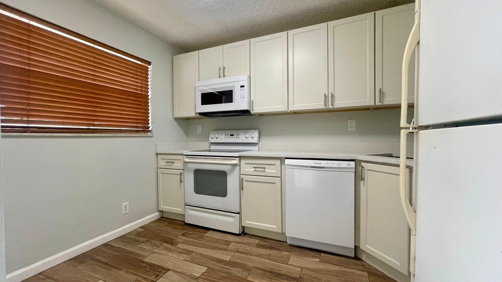 1801 Nw 75th Avenue - Photo 3