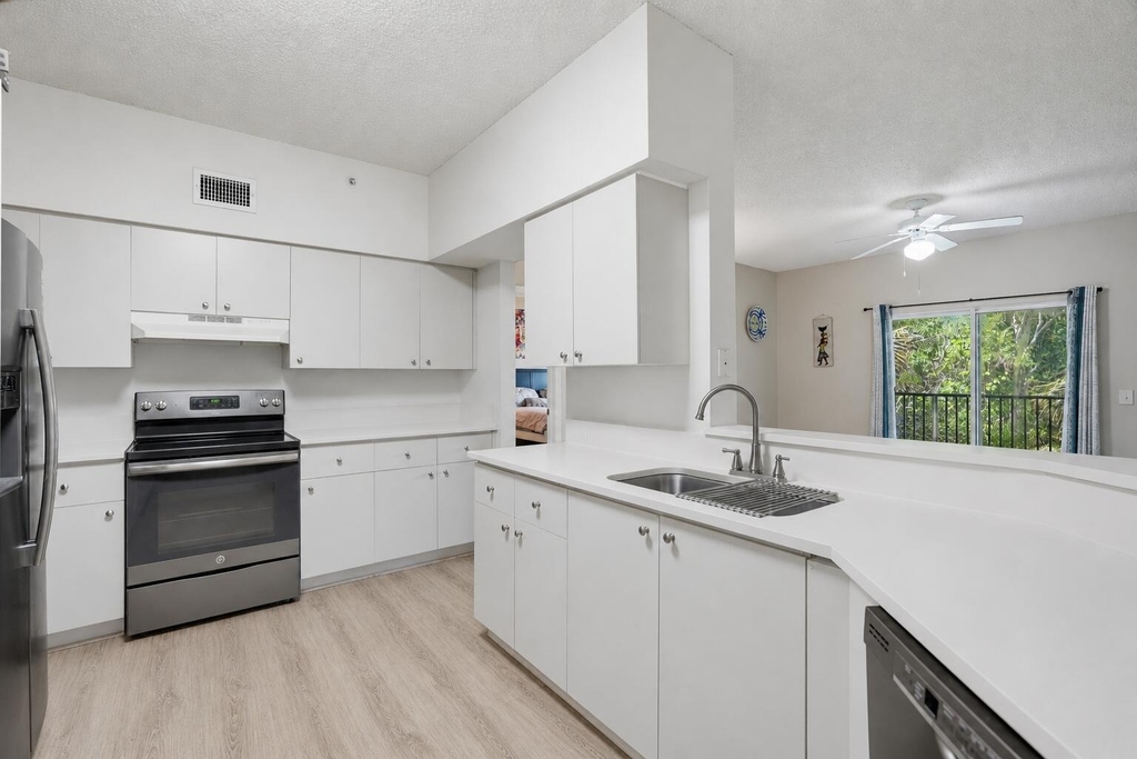 350 Crestwood Circle - Photo 4