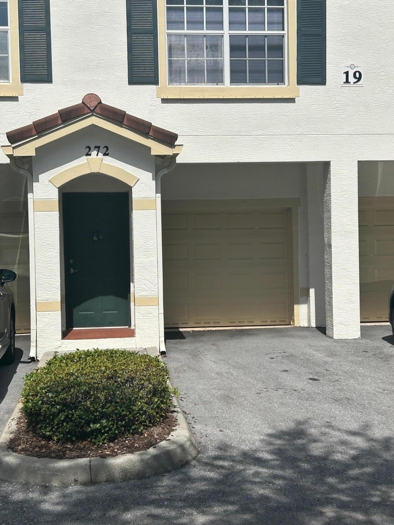 272 Se Kitching Circle - Photo 0