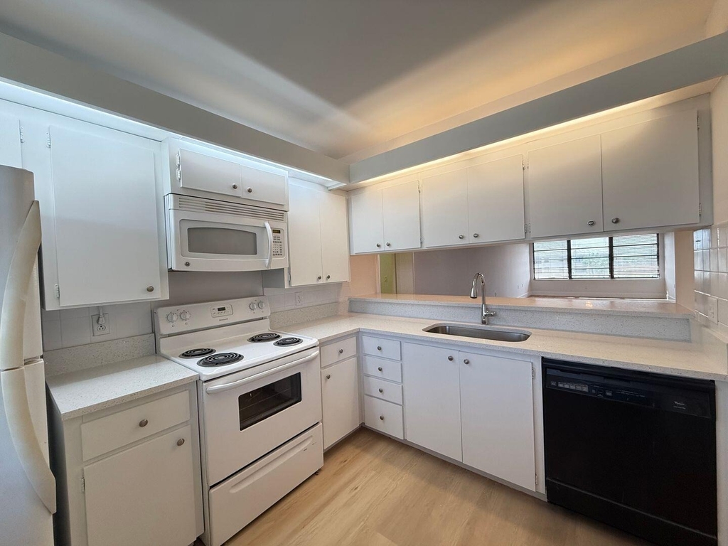 3511 Village Boulevard - Photo 3