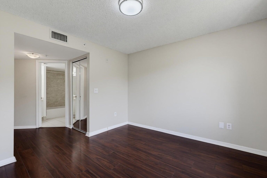 400 Crestwood Court N - Photo 4