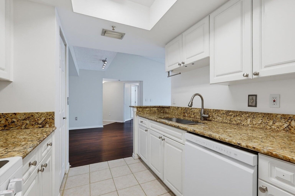 400 Crestwood Court N - Photo 3