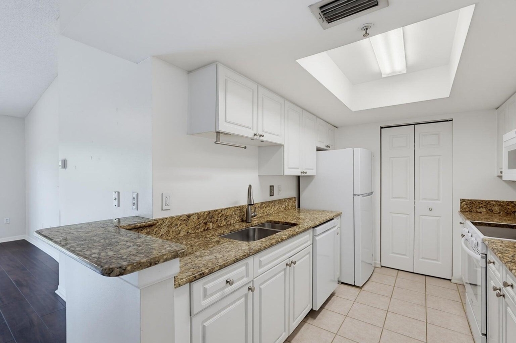400 Crestwood Court N - Photo 2