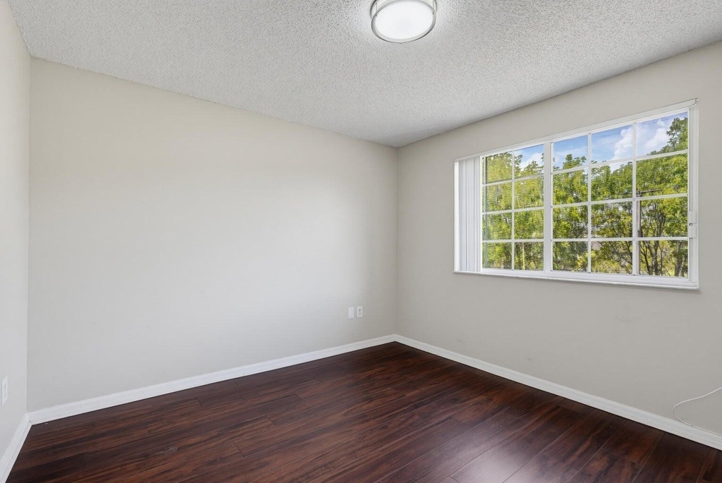 400 Crestwood Court N - Photo 5
