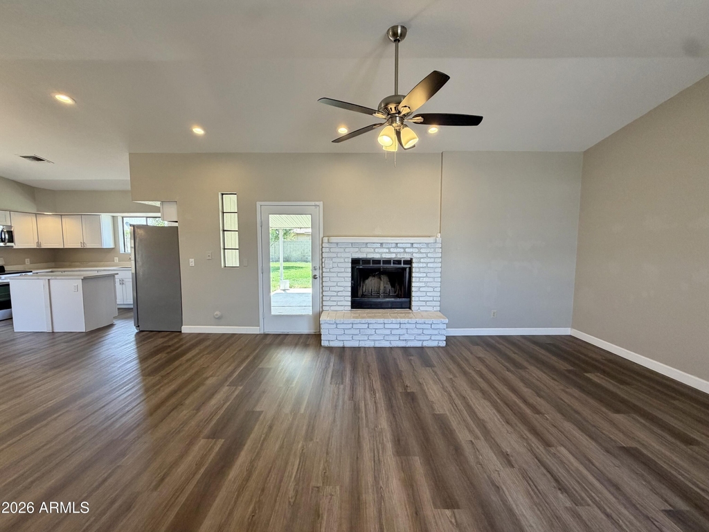 5201 W Mercer Lane - Photo 1