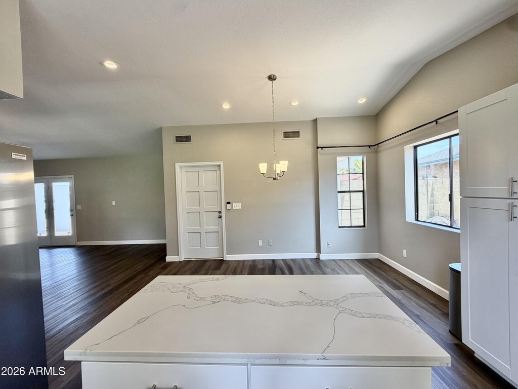 5201 W Mercer Lane - Photo 8
