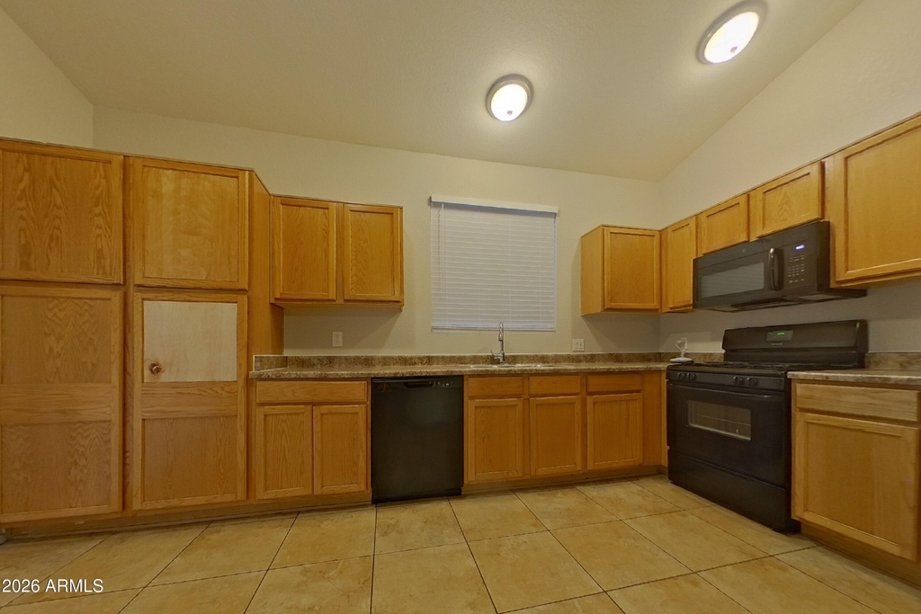 16264 W Lincoln Street - Photo 4