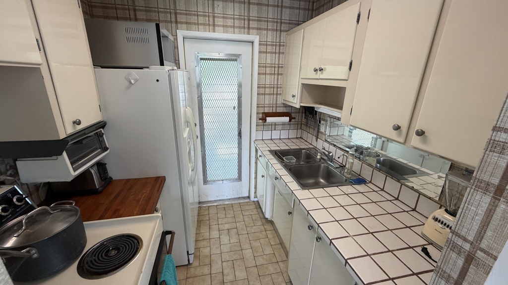 1125 Se 14th Place - Photo 7