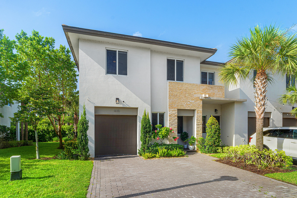 610 Pioneer Way - Photo 0