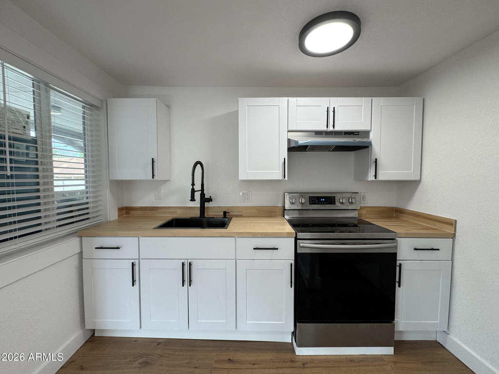 1017 E Moreland Street - Photo 0