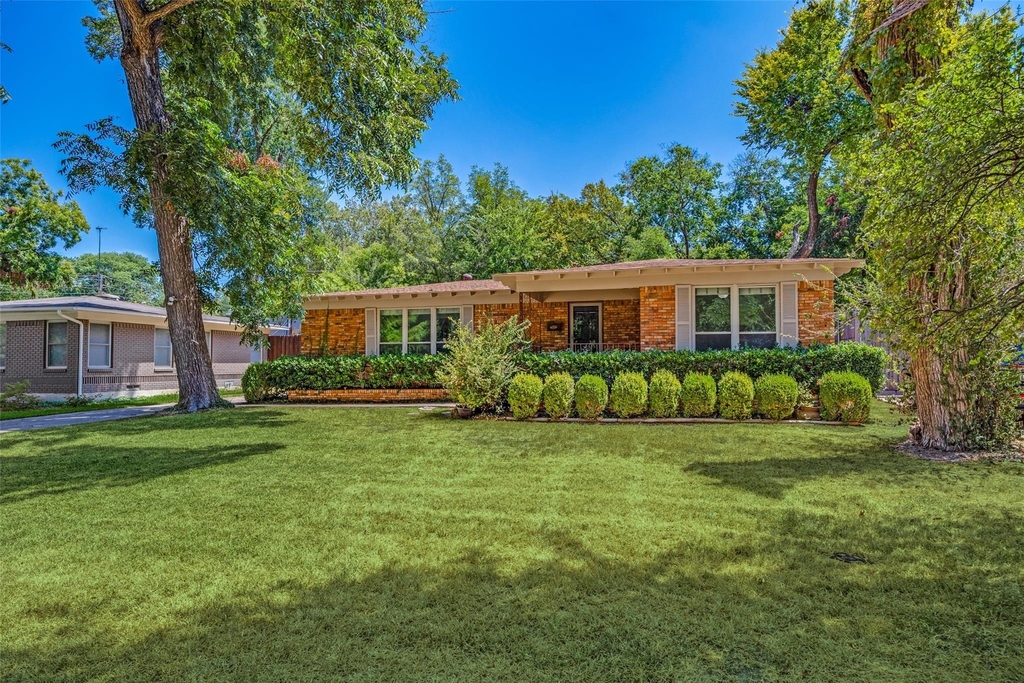 10422 Lake Gardens Drive - Photo 0