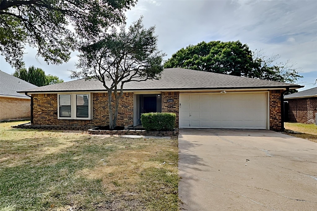 1916 Sharon Drive - Photo 0