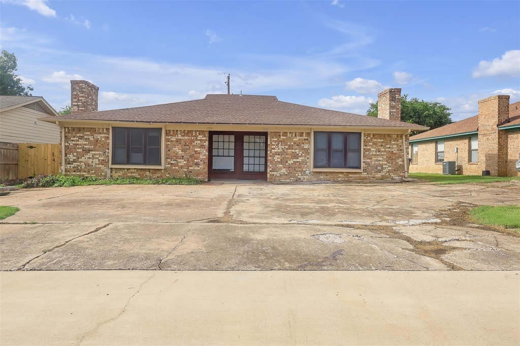 919 Southmoor Drive - Photo 0