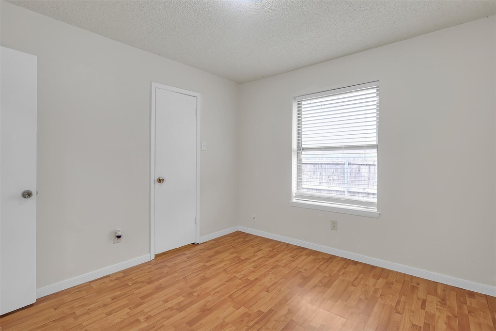 919 Southmoor Drive - Photo 9
