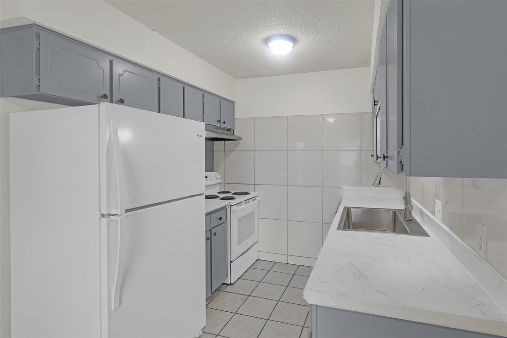 919 Southmoor Drive - Photo 5