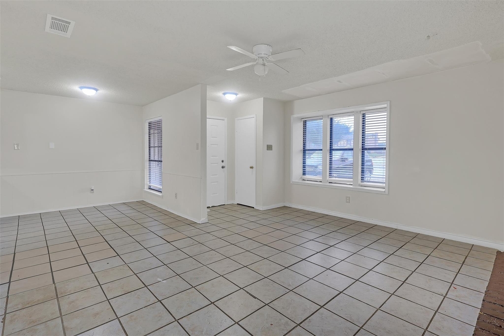 919 Southmoor Drive - Photo 3