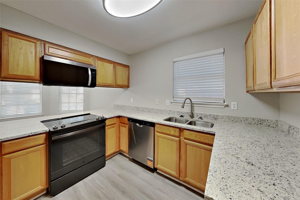 520 Hollyberry Drive - Photo 3