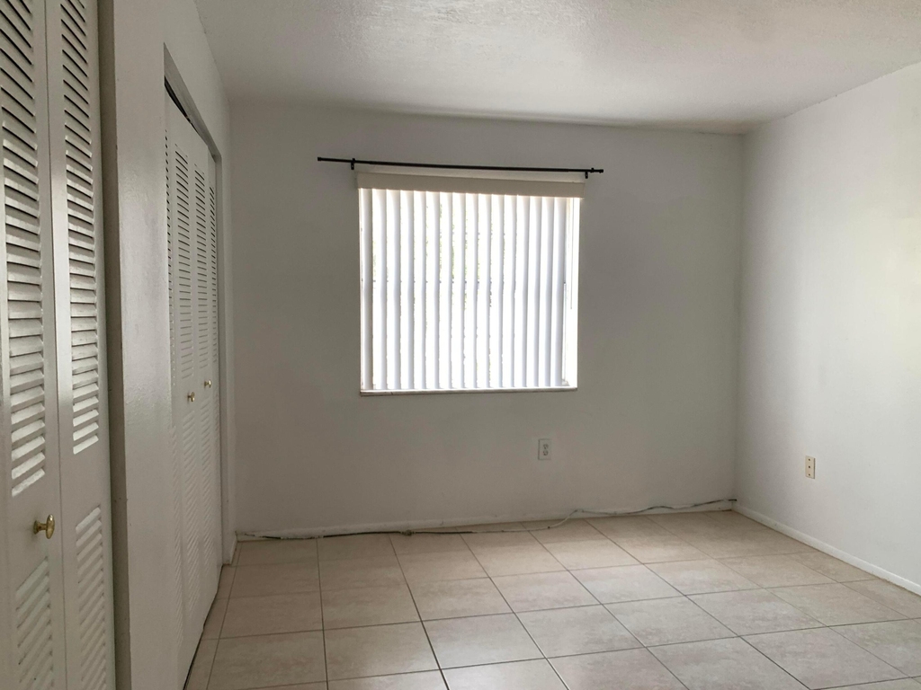 431 Executive Center Drive - Photo 3