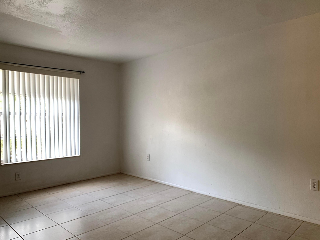 431 Executive Center Drive - Photo 4