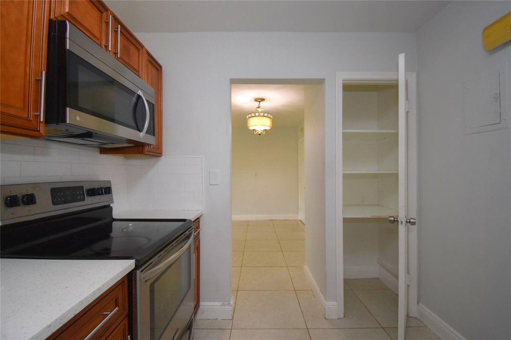 9 Ne 19th Court - Photo 2