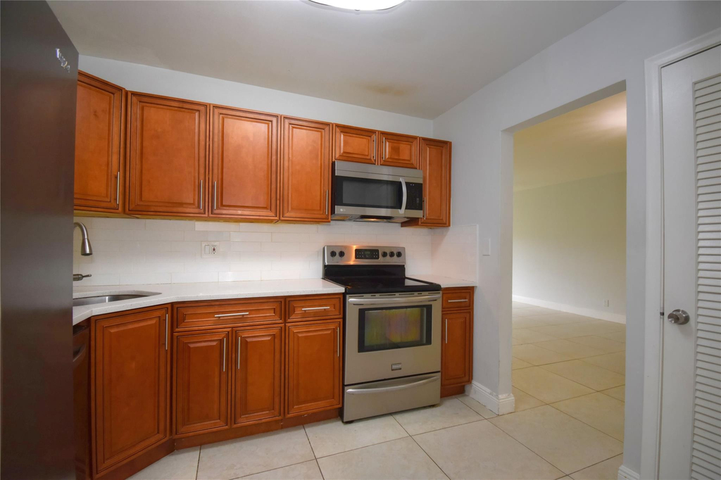 9 Ne 19th Court - Photo 1