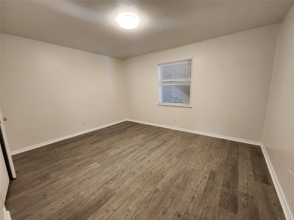 2404 Louise Street - Photo 6